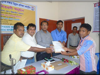 One of the Participants of Plumbing  Trade, receiving his certificate from thr UNO of Rangpur Location : Bangla German Samprity, Rangpur Photo credit: Bangla German Samprity